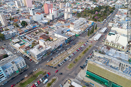 Vista aérea del Bulevar Treinta y Tres Orientales y la Av. João Pessoa en el límite con Brasil. Plaza Internacional - Departamento de Rivera - URUGUAY. Foto No. 73634