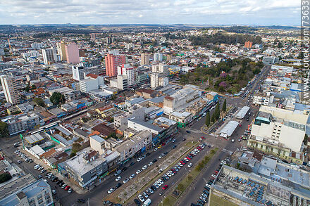 Vista aérea del Bulevar Treinta y Tres Orientales y la Av. João Pessoa en el límite con Brasil. Plaza Internacional - Departamento de Rivera - URUGUAY. Foto No. 73633