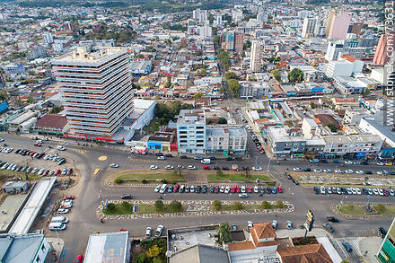 Vista aérea del Bulevar Treinta y Tres Orientales y la Av. João Pessoa en el límite con Brasil - Departamento de Rivera - URUGUAY. Foto No. 73631