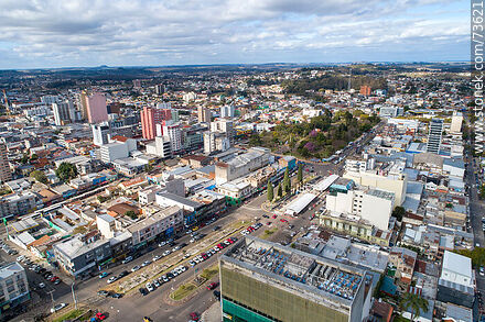 Vista aérea del Bulevar Treinta y Tres Orientales, Plaza Internacional y Sant'Ana do Livramento - Departamento de Rivera - URUGUAY. Foto No. 73621