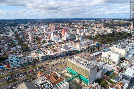 Vista aérea del Bulevar Treinta y Tres Orientales, Plaza Internacional y Sant'Ana do Livramento - Departamento de Rivera - URUGUAY. Foto No. 73619