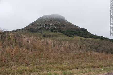Cerro Miriñaque entre la niebla - Departamento de Rivera - URUGUAY. Foto No. 73653