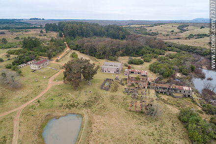 Vista aérea de las Instalaciones de la planta de procesamiento de la extracción en minas de oro y  represa hidroeléctrica - Departamento de Rivera - URUGUAY. Foto No. 73707