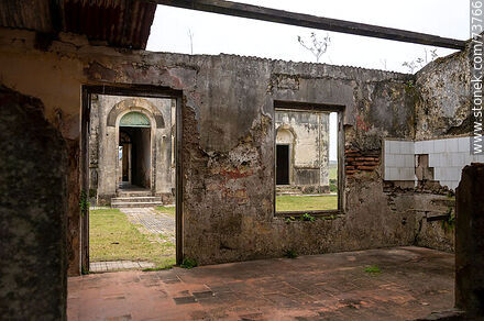 Ruinas próximas a la casa del director de la empresa francesa de minería - Departamento de Rivera - URUGUAY. Foto No. 73766