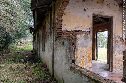 Ruinas próximas a la casa del director de la empresa francesa de minería - Departamento de Rivera - URUGUAY. Foto No. 73768