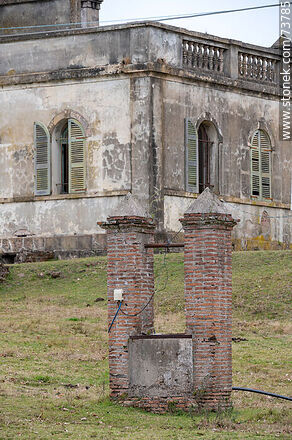 Aljibe frente a la casa del gerente - Departamento de Rivera - URUGUAY. Foto No. 73785