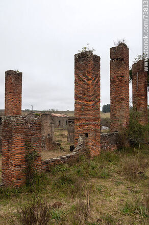 Restos de las construcciones donde se hacía la molienda del cuarzo para la extracción del oro - Departamento de Rivera - URUGUAY. Foto No. 73813