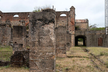 Remains of the buildings where quartz was milled for gold extraction. - Department of Rivera - URUGUAY. Photo #73815