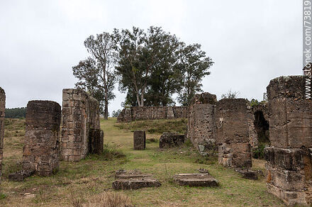 Restos de las construcciones donde se hacía la molienda del cuarzo para la extracción del oro - Departamento de Rivera - URUGUAY. Foto No. 73819