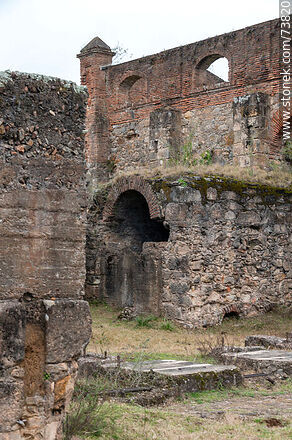 Restos de las construcciones donde se hacía la molienda del cuarzo para la extracción del oro - Departamento de Rivera - URUGUAY. Foto No. 73820