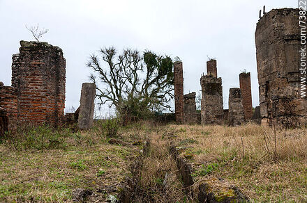 Restos de las construcciones donde se hacía la molienda del cuarzo para la extracción del oro - Departamento de Rivera - URUGUAY. Foto No. 73822