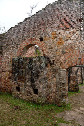 Paredes mezcladas entre ladrillos y piedras - Departamento de Rivera - URUGUAY. Foto No. 73837