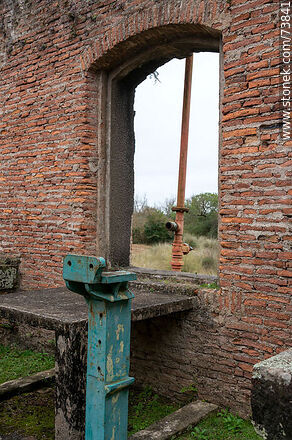 Restos de la antigua represa - Departamento de Rivera - URUGUAY. Foto No. 73841