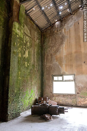 Herrajes abandonados pesados en un galpón alto - Departamento de Rivera - URUGUAY. Foto No. 73737
