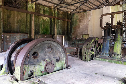 Antigua maquinaria para la generación de energía eléctrica - Departamento de Rivera - URUGUAY. Foto No. 73745
