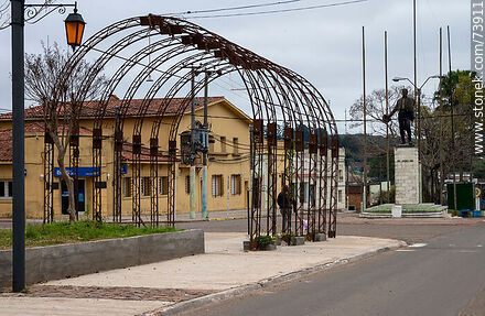 Fenced arches in front of the monument to Artigas on Davison Blvd. - Department of Rivera - URUGUAY. Photo #73911