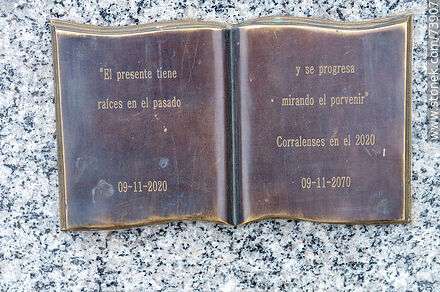 Monolitos con frase sobre láminas de bronce como páginas de libro - Departamento de Rivera - URUGUAY. Foto No. 73907