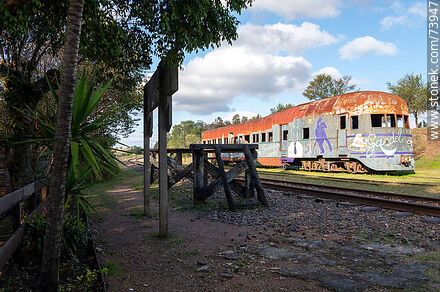 Antiguo vagón y líneas férreas de la estación Valle Edén - Departamento de Tacuarembó - URUGUAY. Foto No. 73947