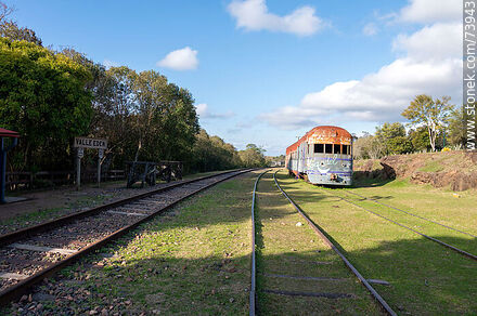 Antiguo vagón y líneas férreas de la estación Valle Edén - Departamento de Tacuarembó - URUGUAY. Foto No. 73943