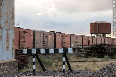 Estación de trenes Piedra Sola. Línea de vagones de carga, tanque de agua, barrera de fin de vía - Departamento de Paysandú - URUGUAY. Foto No. 74036
