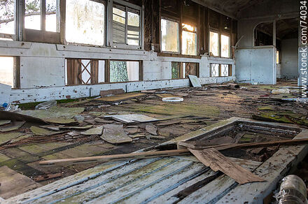 Interior destrozado de un vagón de madera en la estación de trenes Piedra Sola - Departamento de Paysandú - URUGUAY. Foto No. 74034