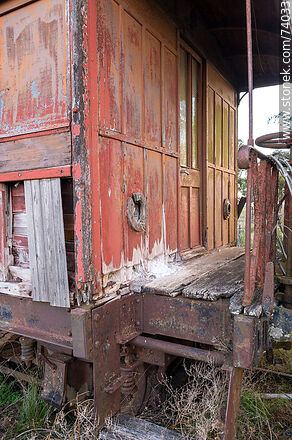 Entrada a los antiguos vagones de madera en la estación de trenes Piedra Sola - Departamento de Paysandú - URUGUAY. Foto No. 74033