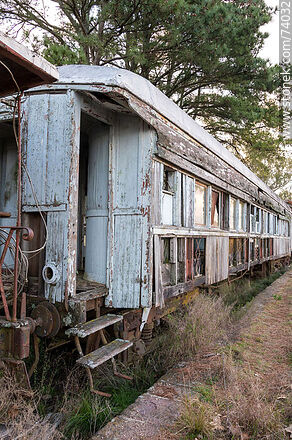 Entrada a los antiguos vagones de madera en la estación de trenes Piedra Sola - Departamento de Paysandú - URUGUAY. Foto No. 74032
