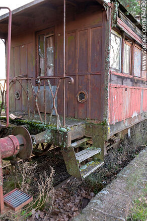 Entrance to the old wooden cars at the Piedra Sola train station - Department of Paysandú - URUGUAY. Photo #74030