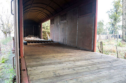 Entrance to the old wooden cars at the Piedra Sola train station - Department of Paysandú - URUGUAY. Photo #74029