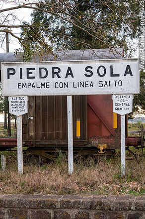 Cartel de la estación de tren Piedra Sola Empalme con Línea Salto con el fondo de vagones antiguos - Departamento de Paysandú - URUGUAY. Foto No. 74028