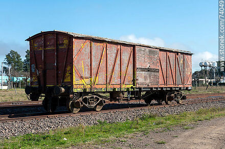 Vagón de carga en la estación de ferrocarril de pueblo Achar - Departamento de Tacuarembó - URUGUAY. Foto No. 74049
