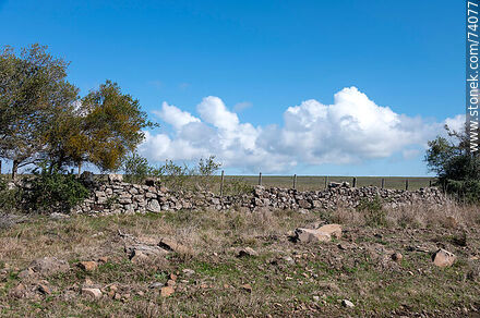 Remains of an old stone fence - Tacuarembo - URUGUAY. Photo #74077