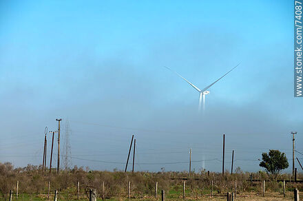 Molinos de energía eólica emergiendo de la niebla matutina próximos a la estación Pampa en Ruta 5 - Departamento de Tacuarembó - URUGUAY. Foto No. 74087