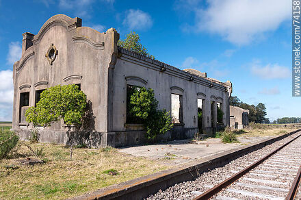 Restos de la antigua estación Churchill - Departamento de Tacuarembó - URUGUAY. Foto No. 74158