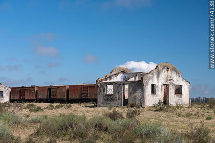 Restos de la antigua estación Churchill con vagones de carga y oxidado tanque de agua - Departamento de Tacuarembó - URUGUAY. Foto No. 74138