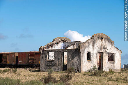 Restos de la antigua estación Churchill con vagones de AFE - Departamento de Tacuarembó - URUGUAY. Foto No. 74136