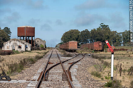 Signal for switching tracks, freight cars on secondary tracks and iron water tank - Tacuarembo - URUGUAY. Photo #74135