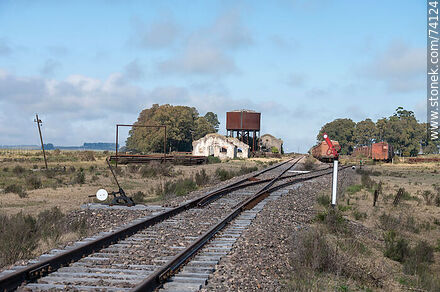 Señal ferroviaria con un nido de hornero - Departamento de Tacuarembó - URUGUAY. Foto No. 74124