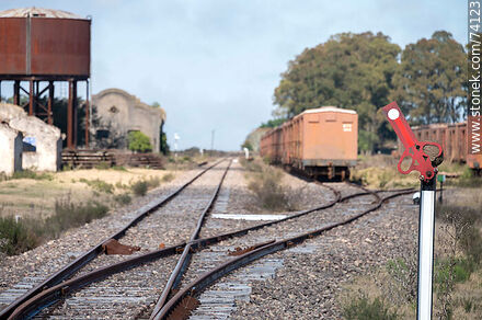 Señal ferroviaria con un nido de hornero - Departamento de Tacuarembó - URUGUAY. Foto No. 74123