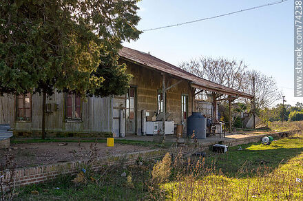 Antigua estación de trenes Cerro de las Cuentas devenida en vivienda - Departamento de Cerro Largo - URUGUAY. Foto No. 74238