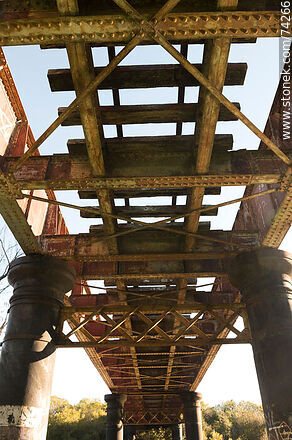 Puente ferroviario sobre el arroyo Fraile Muerto - Departamento de Cerro Largo - URUGUAY. Foto No. 74266