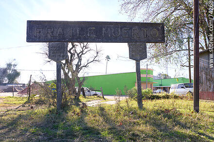 Estación de tren de Fraile Muerto. Cartel con el nombre - Departamento de Cerro Largo - URUGUAY. Foto No. 74268