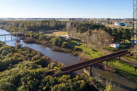 Vista aérea del puente ferroviario sobre el arroyo Fraile Muerto - Departamento de Cerro Largo - URUGUAY. Foto No. 74298