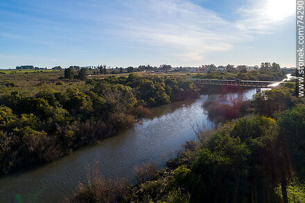 Vista aérea del puente en Ruta 7 sobre el arroyo Fraile Muerto - Departamento de Cerro Largo - URUGUAY. Foto No. 74290