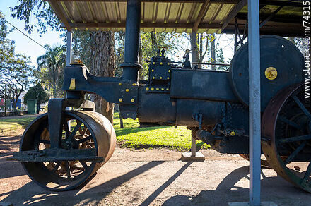 Exhibición de una antigua aplanadora - Departamento de Cerro Largo - URUGUAY. Foto No. 74315