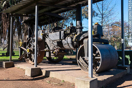 Exhibition of an old road roller - Department of Cerro Largo - URUGUAY. Photo #74316