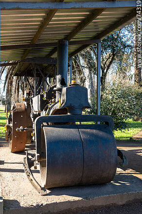 Exhibition of an old road roller - Department of Cerro Largo - URUGUAY. Photo #74319