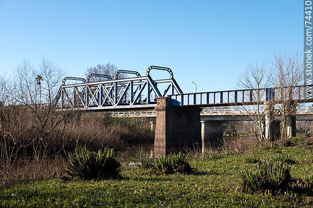 Antiguo puente ferroviario sobre el arroyo Conventos transformado en peatonal - Departamento de Cerro Largo - URUGUAY. Foto No. 74410