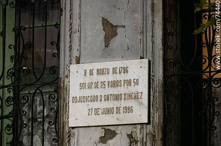 Placa en recuerdo a la adjudicación del solar en 1796 - Departamento de Cerro Largo - URUGUAY. Foto No. 74440