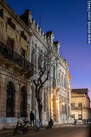 Jefatura de Policía al anochecer - Departamento de Cerro Largo - URUGUAY. Foto No. 74441